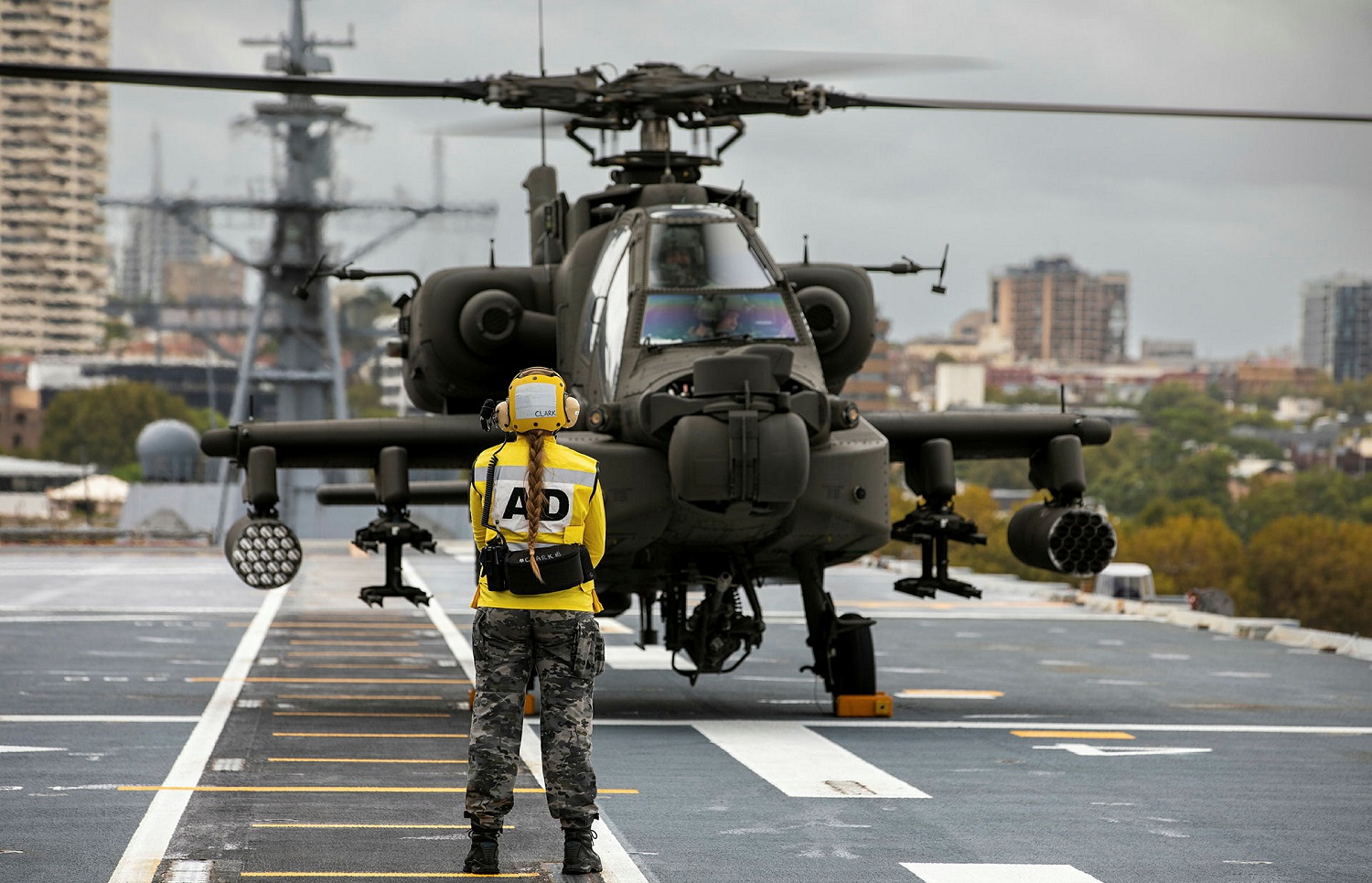 Australian Army Apache helicopters go on contract | ADBR